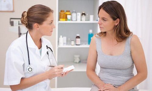 El médico prescribe tratamiento para las venas varicosas.